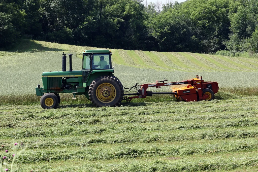 Hay mowing custom farming - William Graves